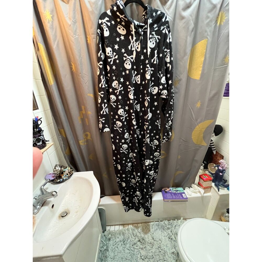 Forever‎ Lazy Fleece Skull & Crossbones Hooded Onesie Unisex XXL (Black/White)